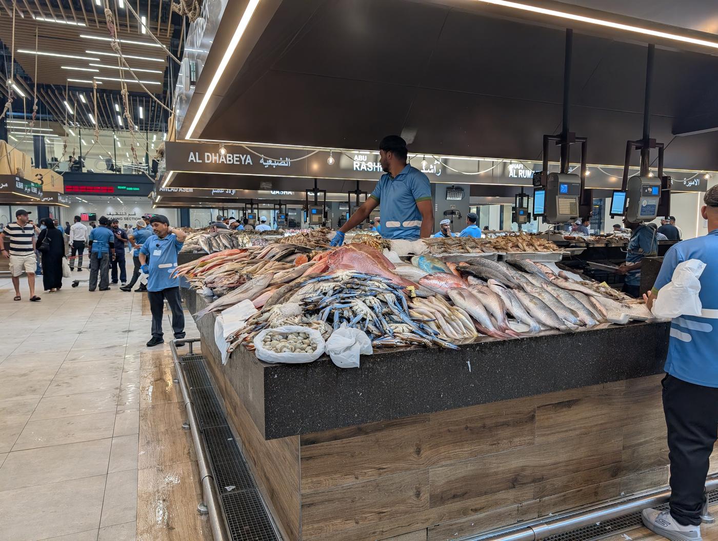 Stand Al Dhabeya mit Fischen und Krebsen
